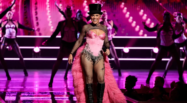 P!NK가 제79회 토니 어워즈 무대에서 공연하고 있다 (사진: Theo Wargo/Getty Images for Tony Awards Productions)