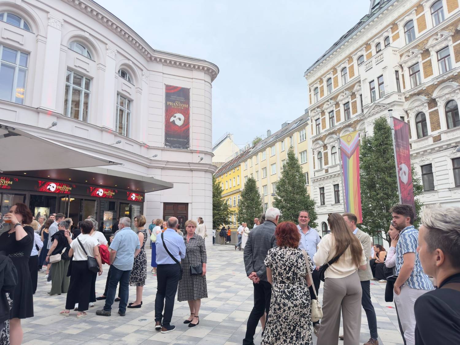 Audience gathering outside the theater before the performance. (Photo courtesy of Seoyeong)