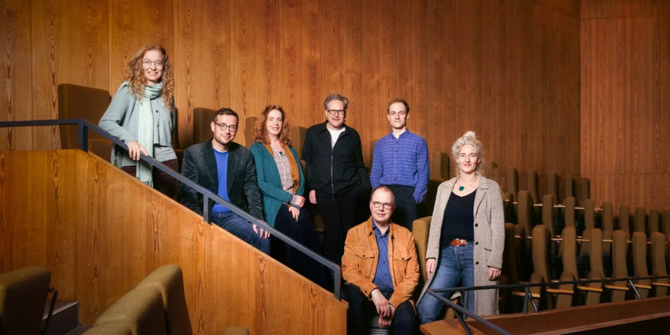 Die Theatertreffen-Jury 2026: Alexandra Kedves, Martin Thomas Pesl, Sabine Leucht, Falk Schreiber, Vincent Koch, Sascha Westphal, Christine Wahl © Berliner Festspiele, Foto: Stefan Wieland